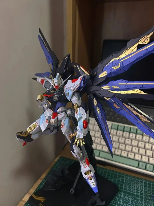 New Daban 8802S MG 1/100 Assembly Model Kit Strike Freedom MB Soul Blue Ver Style Color Action Figures Robot Plastic Model Toys - Image 2